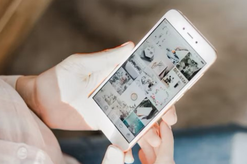 iemand die een smartphone vasthoud en op Instagram aan het scrollen is.