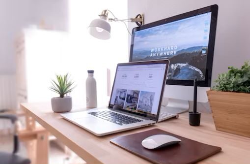 computer met extra beeldscherm op een bureau
